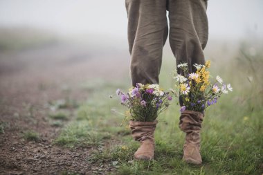 bahçe çiçekleri sonbahar mevsiminde botlarla