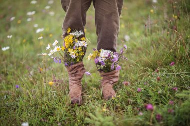 bahçe çiçekleri sonbahar mevsiminde botlarla