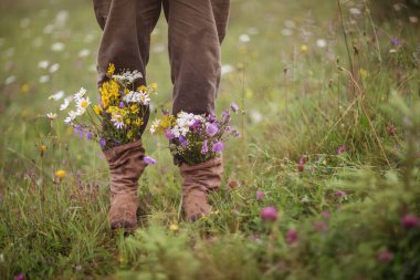 bahçe çiçekleri sonbahar mevsiminde botlarla