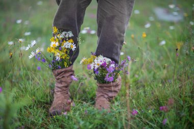 bahçe çiçekleri sonbahar mevsiminde botlarla
