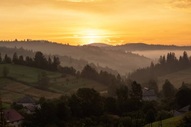 Sonbaharda Karpat dağlarında güzel bir gündoğumu
