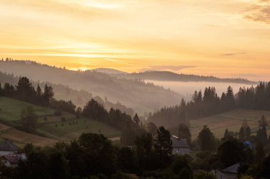 Sonbaharda Karpat dağlarında güzel bir gündoğumu