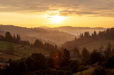 Sonbaharda Karpat dağlarında güzel bir gündoğumu