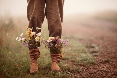 Sonbahar mevsiminde botlarla çiçek açarlar.