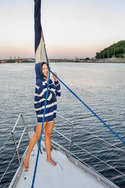 Mooi Meisje Rustend Een Jacht Bij Zonsondergang — Stockfoto