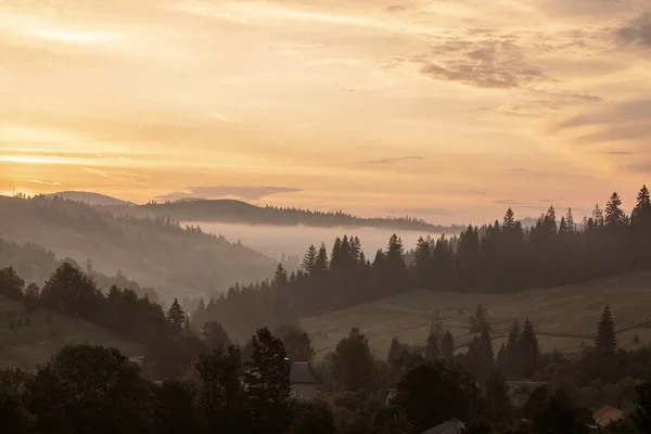 Indah Matahari Terbit Pegunungan Carpathian Musim Gugur — Stok Foto