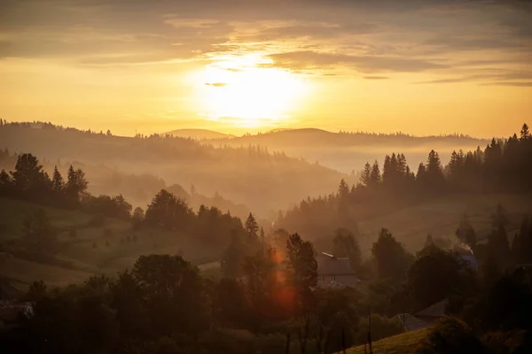 พระอาท สวยงามในภ เขา Carpathian ในฤด ใบไม — ภาพถ่ายสต็อก
