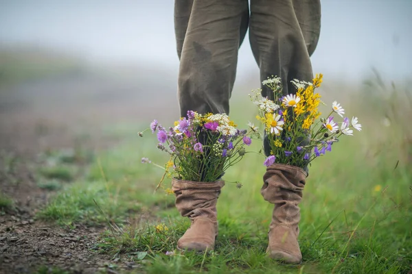 秋のブーツの庭の花 ストックフォト