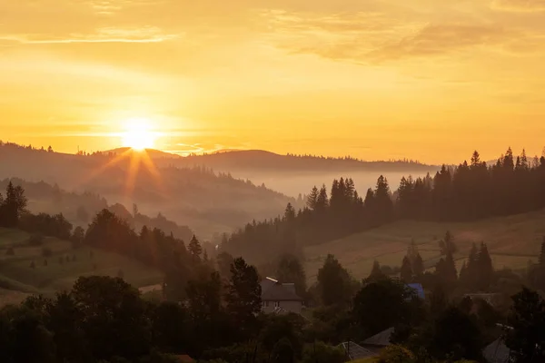 Indah Matahari Terbit Pegunungan Carpathian Musim Gugur Stok Gambar