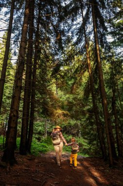 Mutlu aile sonbaharda dağlarda dinleniyor.