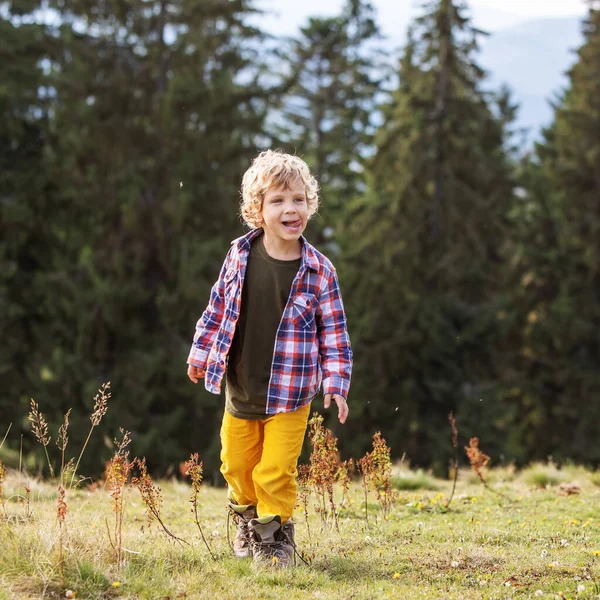 Glad Familj Vilar Fjällen Hösten — Stockfoto