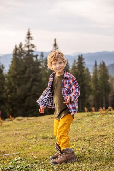 Glad Familj Vilar Fjällen Hösten — Stockfoto