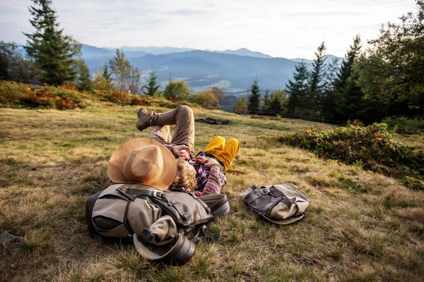 Keluarga Bahagia Beristirahat Pegunungan Musim Gugur — Stok Foto