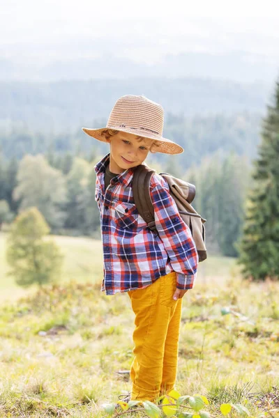 Glad Familj Vilar Fjällen Hösten — Stockfoto