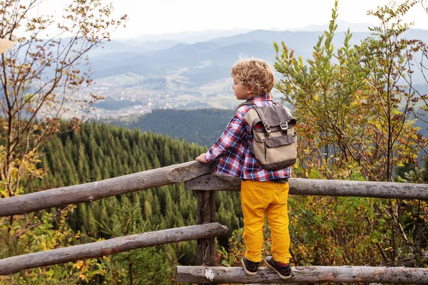 Familia Feliz Descansando Las Montañas Otoño — Foto de Stock