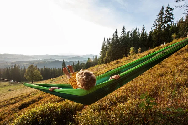 Boy Turis Beristirahat Tempat Tidur Gantung Pegunungan Saat Matahari Terbenam — Stok Foto