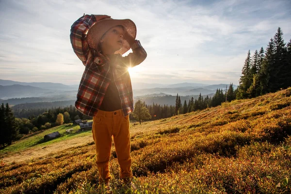 Happy Boy Beristirahat Pegunungan Musim Gugur — Stok Foto