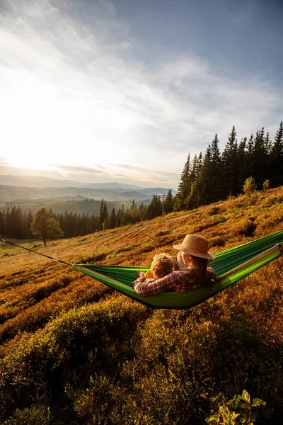 Boy Turis Beristirahat Tempat Tidur Gantung Pegunungan Saat Matahari Terbenam — Stok Foto