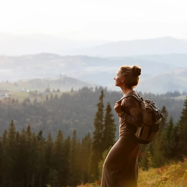 Šťastná Žena Odpočívající Podzim Horách — Stock fotografie