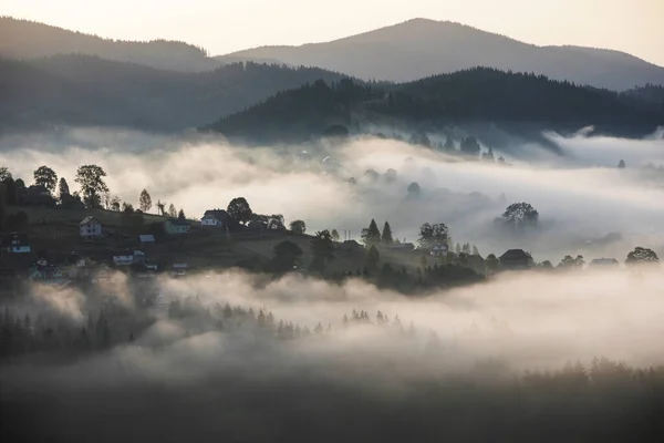雾蒙蒙的群山中神奇的黎明 — 图库照片