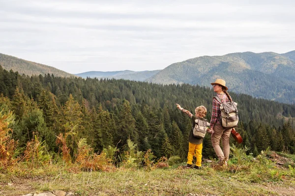 Keluarga Bahagia Beristirahat Pegunungan Musim Gugur — Stok Foto