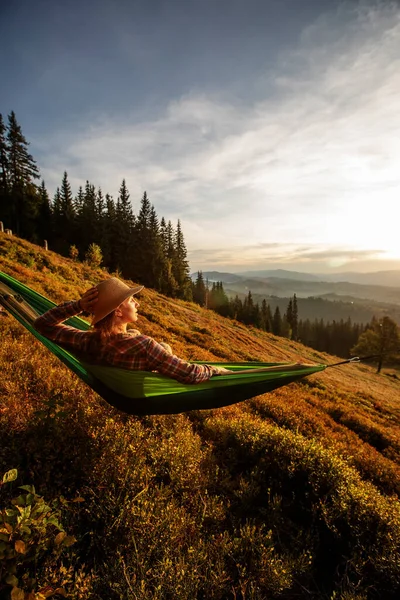 Vrouw Wandelaar Rusten Het Klimmen Een Hangmat Bij Zonsondergang Stockfoto