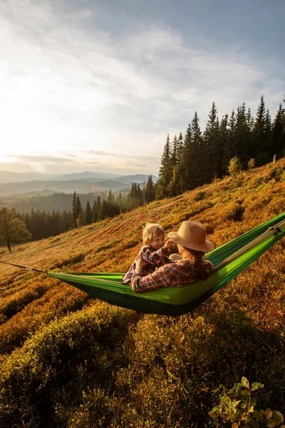 Fiú Turista Pihenő Függőágyban Hegyekben Naplementekor Stock Kép