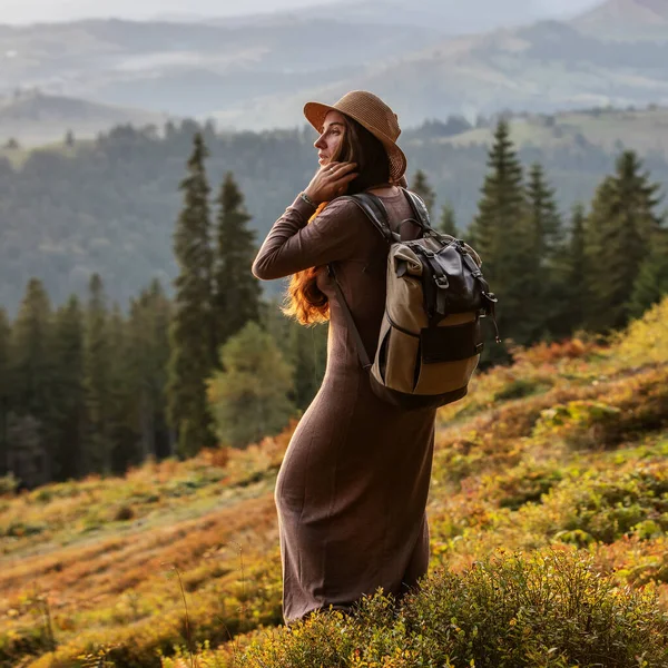 Glückliche Frau Ruht Sich Herbst Den Bergen Aus Stockfoto