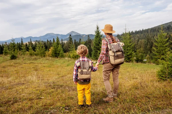 Bonne Famille Reposant Dans Les Montagnes Automne Photos De Stock Libres De Droits