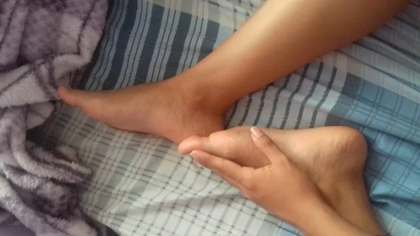 Ноги Лежать Ліжку — стокове фото