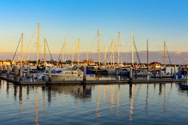St Augustine, Florida. 25 Ocak 2019. Teknelerden renkli günbatımı üzerinde Florida'nın tarihi Sahil (1 arka planda gökyüzü)