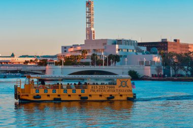 Tampa Bay, Florida. 05 Ocak 2019. Kent merkezinde mavi nehir su taksi