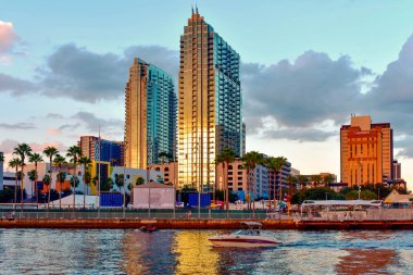 Tampa Bay, Florida. 19 Ocak 2019. Tekne, Tampa Riverwalk ve kent merkezinde renkli binalar.
