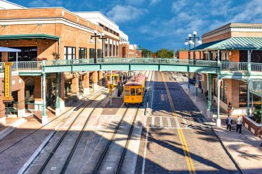 Ybor şehir Tampa Bay, Florida. 19 Ocak 2019 panoramik Centro Ybor karmaşık ve tramvay..