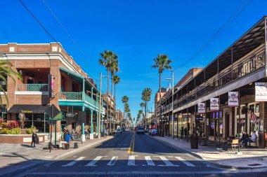 Ybor şehir Tampa Bay, Florida. 19 Ocak 2019 zevk La Septima (7 Ave) eski şehirdeki insanlar.