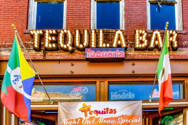 Ybor şehir Tampa Bay, Florida. 19 Ocak 2019 tekila Bar ve renkli bayrakları 7 Ave