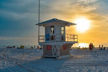 Clearwater Beach, Florida. 25 Ocak 2019. Cankurtaran Kulesi güzel günbatımı arka plan Gulf Coast plajları üzerinde
