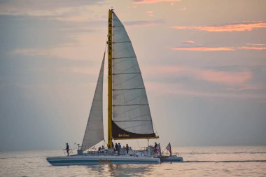 Clearwater Beach, Florida. 25 Ocak 2019. İnsanlar yelkenli renkli günbatımı arka planda Gulf Coast plajları (2, zevk)