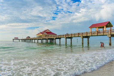 Clearwater Beach, Florida. Pier 60 25 Ocak 2019 panoramik manzarasını lightblue bulutlu arka planda Gulf Coast plajları (4 üzerinde)