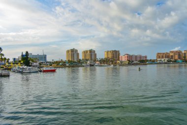 Clearwater Beach, Florida. 25 Ocak 2019. Renkli binalar ve Gulf Coast plajları (1 koyunda Clearwater tekneler)