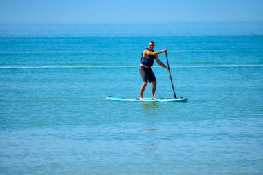 St Pete Beach, Florida. 25 Ocak 2019. Raket Pano mavi deniz arka plan (1 üzerinde ayağa zevk adam)