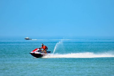 St Pete Beach, Florida. 25 Ocak 2019. Eğleniyor jet ski Körfez Florida plajları adam.