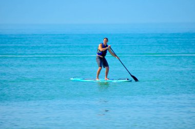 St Pete Beach, Florida. 25 Ocak 2019. Raket Pano mavi deniz arka plan (3 üzerinde ayağa zevk adam)