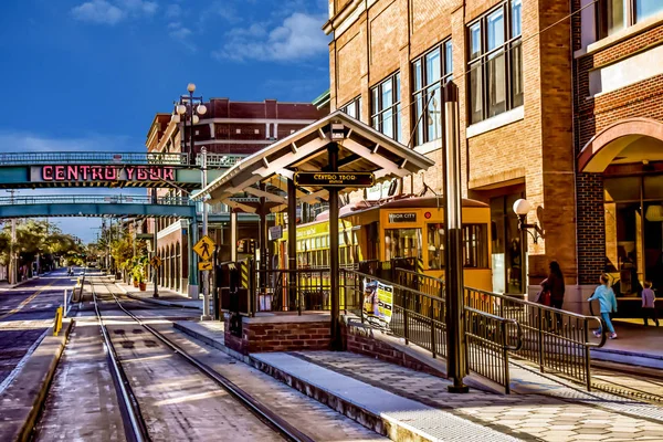 Ybor şehir Tampa Bay, Florida. 19 Ocak 2019. Tramvay istasyonu ve Centro Ybor işareti..