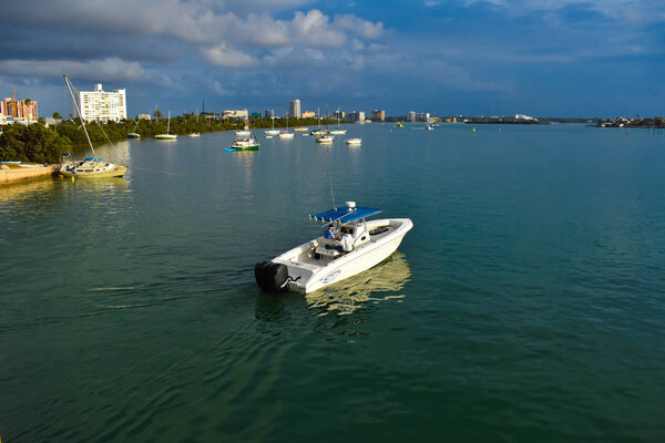 Клируотер Бич, Флорида. Январь 25, 2019 Вид с воздуха лодки Bowrider рядом с Clearwater Marine area (2
)