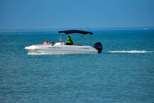 Praia Clearwater Florida Janeiro 2019 Pessoas Desfrutando Bowrider Barco Perto — Fotografia de Stock