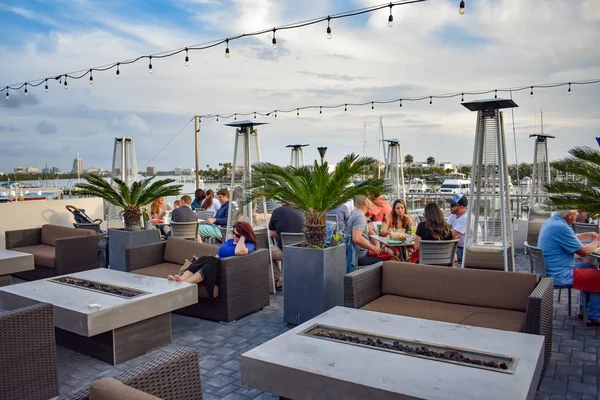 クリアウォータービーチ フロリダ州 2019 日の人々 メキシコ湾海岸でクリアウォーター海洋レストラン テラス エリアで楽しむシーフード — ストック写真