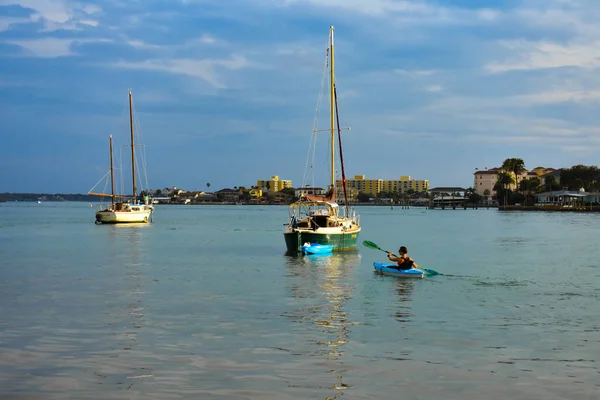 Clearwater Beach Florida Enero 2019 Mujer Practica Kayak Veleros Clearwater —  Fotos de Stock