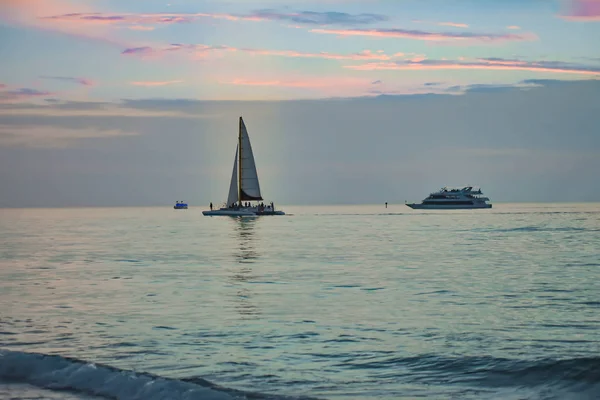Klarwasserstrand Florida Januar 2019 Panoramablick Auf Fähre Segelboot Und Luxusjacht — Stockfoto