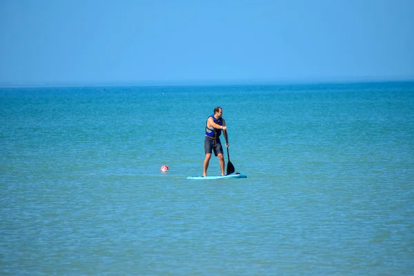 セント ピート ビーチ フロリダ州 2019 スタンド アップ パドルボード青い海の背景 を楽しむカップル — ストック写真
